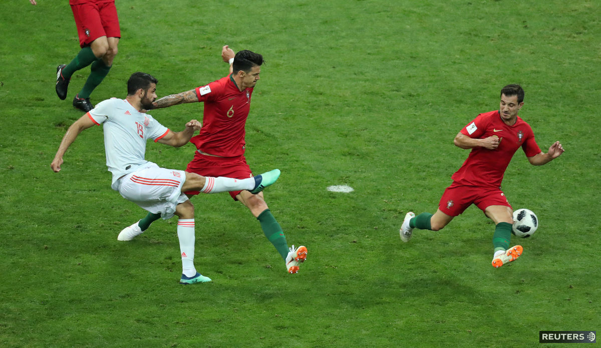 Diego Costa strieľa vyrovnávajúci gól Španielov...