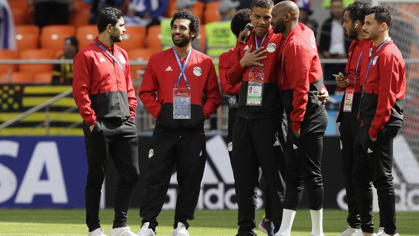 Usmiaty Mohamed Salah (druhý zľava) so...