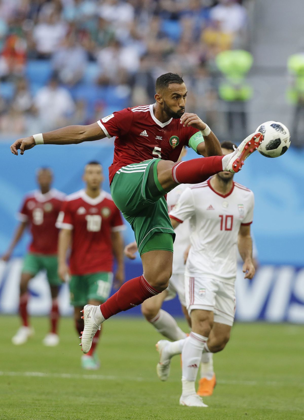 Maročan Younes Belhanda odkopáva loptu pred...