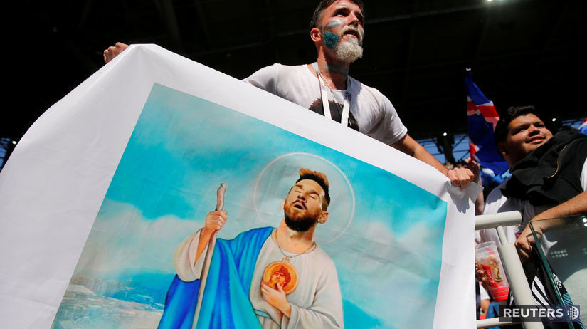 Fanúšik Argentíny s plagátom Lionela Messiho...