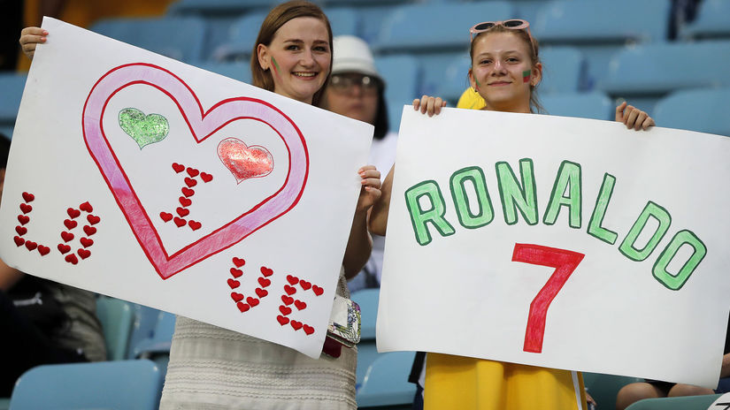 Fanúšičky Cristiana Ronalda pred zápasom...