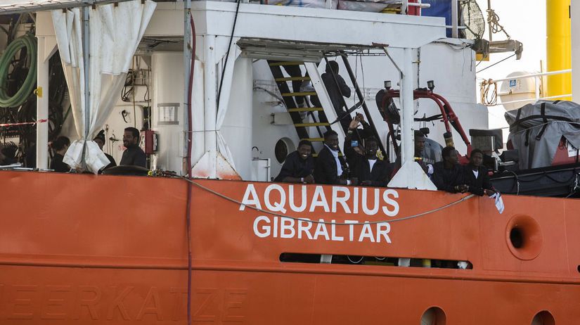 Španielsko migranti loď centrum prijímacie