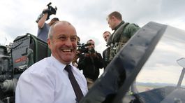 Rozhodnutie o stíhačkách sa posúva, Gajdošovi chýbal na schôdzi premiér