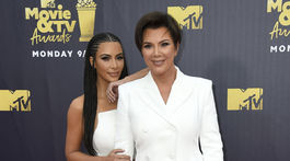 Televízne celebrity - dcéra a mama Kim Kardashian West (vľavo) a Kris Jenner.