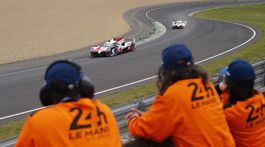 Toyota sa v Le Mans dočkala triumfu na 20. pokus, Alonso bližšie k Trojkorune