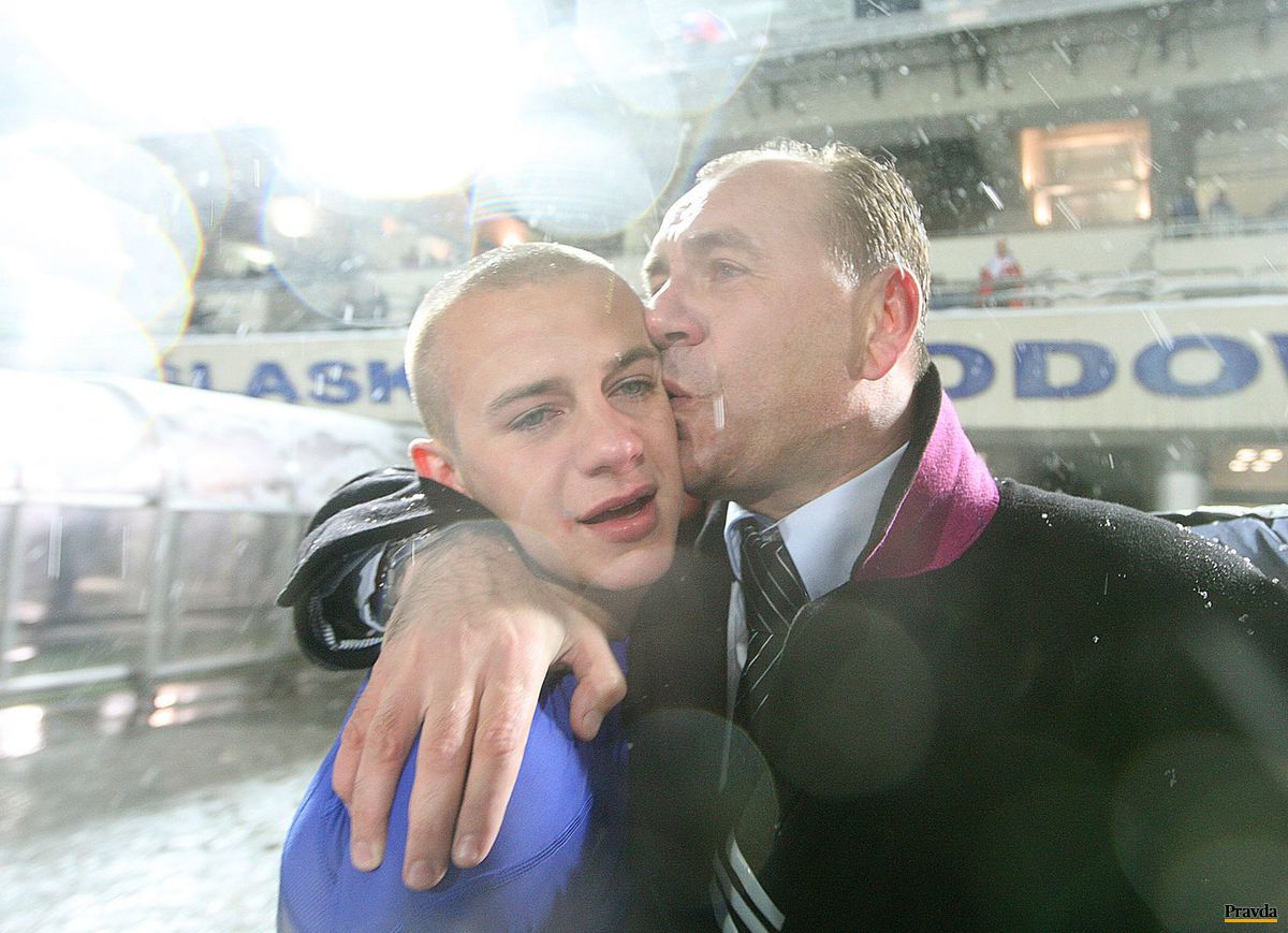 Vladimír Weiss bozkáva svojho syna Vladka po...