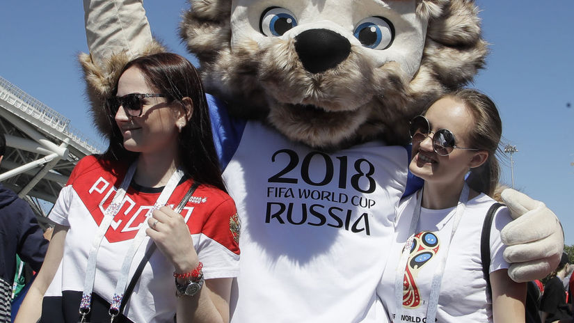 Fanúšičky s maskotom Zabivakom pred zápasom...