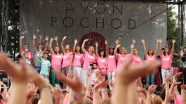 Známe osobnosti, ktoré podporujú prevenciu proti rakovine prsníka aj v podobe účasti na pochode Avon, sa lúčili s tými, ktorí boj prehrali. 