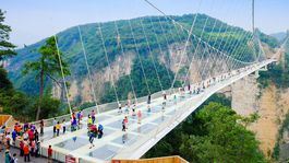 Najvyšší sklenený most na svete ponúkne bungee jumping
