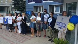 Učitelia a študenti žiadali pred ministerstvom Lubyovú o odpoveď na 11 otázok