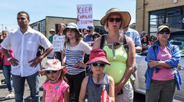 Trump berie utečencom deti. Čo na to Melania?