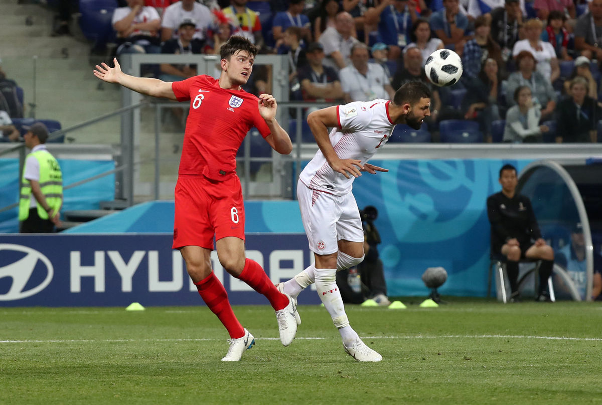 Anglický obranca Harry Maguire hlavičkuje pred...