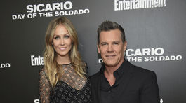 Tehotná! Ale to Brolinovu manželku od mini neodradí. Ukázala fakt veľa!