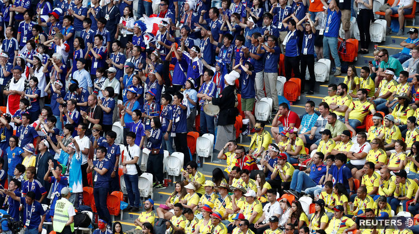 Fanúšikovia oboch táborov v zápase Kolumbia -...