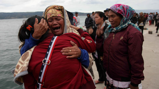 Po potopení sa trajektu na Sumatre je nezvestných 128 ľudí