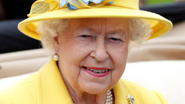 Kráľovná Alžbeta II. zvolila na dostihy výraznú žltú farbu. 