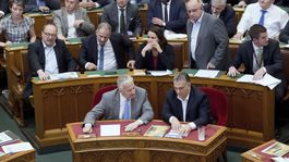 Maďarský parlament schválil zákon 'Stop Soros' aj siedmu novelu ústavy