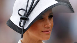 Vojvodkyňa Meghan zo Sussexu s decentným klobúkom značky Philip Treacy.