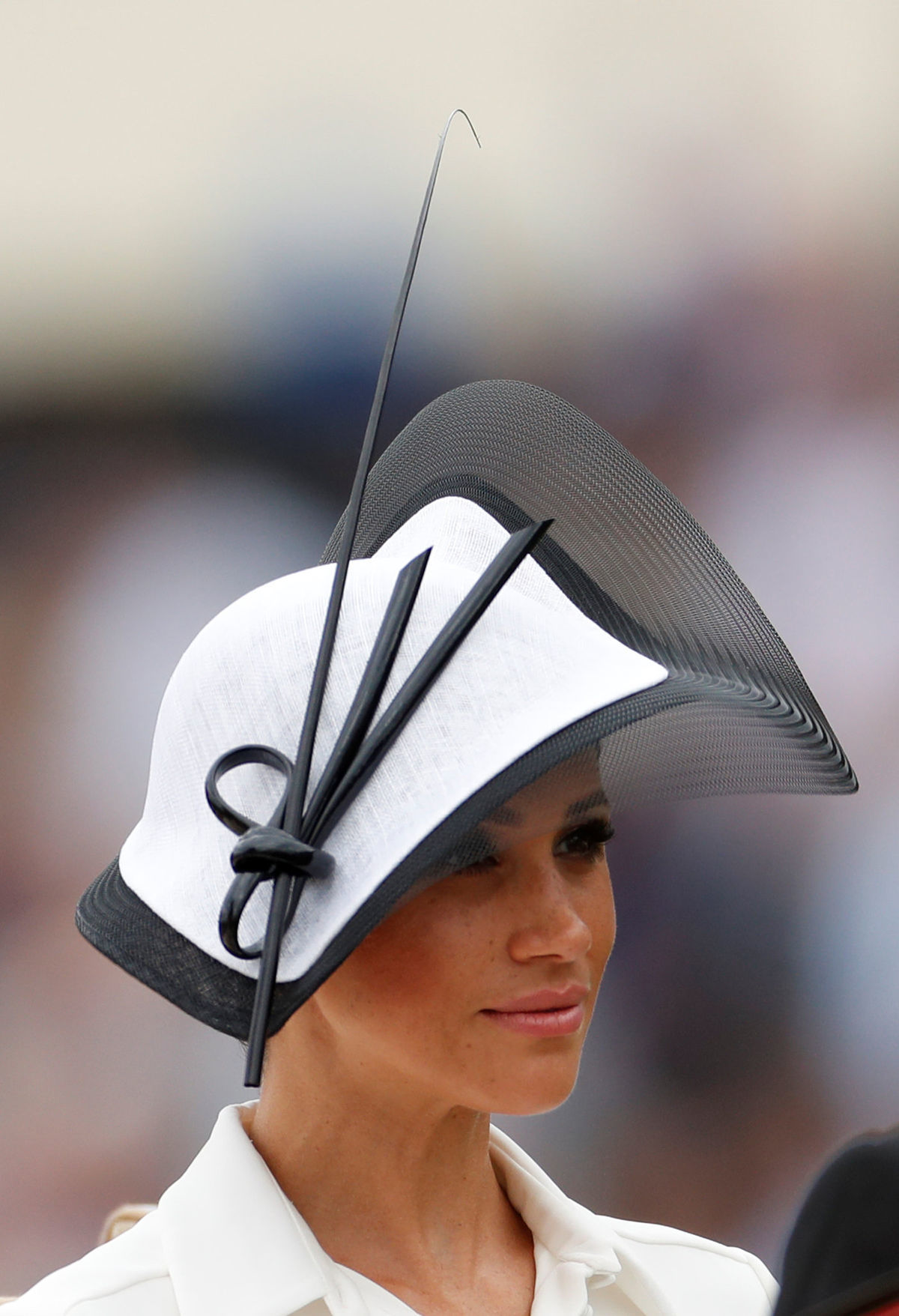 She this hat. Шляпки Филиппа Трейси. Меган Маркл в шляпе. Филип Трейси шляпки королевской семьи.