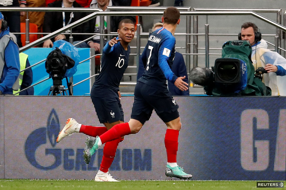 Kylian Mbappé (10) oslavuje svoj gól do siete...
