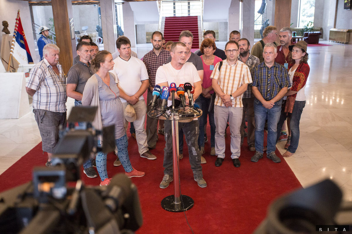 Zástupca farmárov farmár Patrik Magdoško (v...