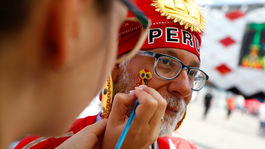 Predali autá, spali na pohovkách, šli člnom. Peruánci si podmaňujú Rusko