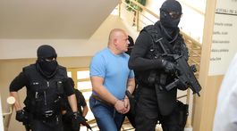Petluša odsúdeného za vraždu podnikateľa Kubašiaka priviedli na súd v reťaziach