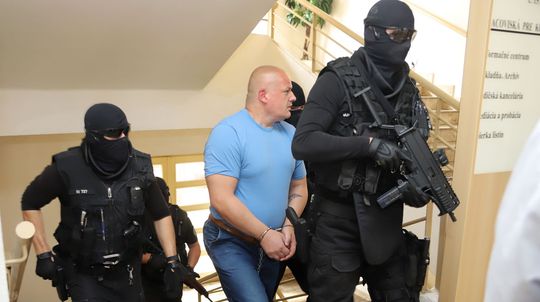 Petluša odsúdeného za vraždu podnikateľa Kubašiaka priviedli na súd v reťaziach