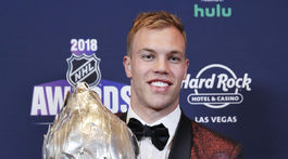 Hall získal Hartovu trofej, McDavid obhájil Ted Lindsay Award
