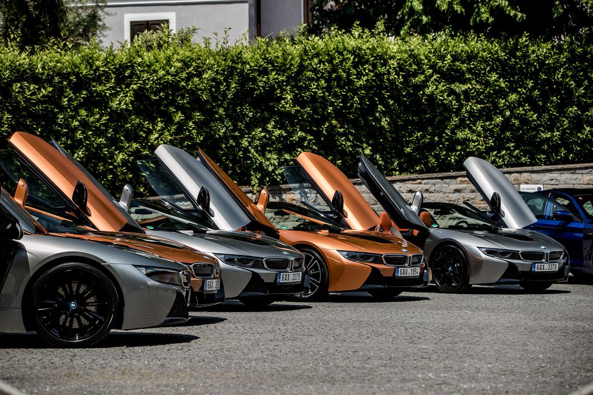 BMW i8 Roadster je hybrid. Poháňa ho benzín a...