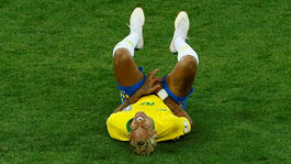 Nevýrazné hviezdy. Neymar pričasto padá, aj keď to nepotrebuje, vraví jeho súper