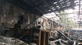 Veľký požiar po blesku pri Čadci zlikvidoval stroje, autá aj kamión