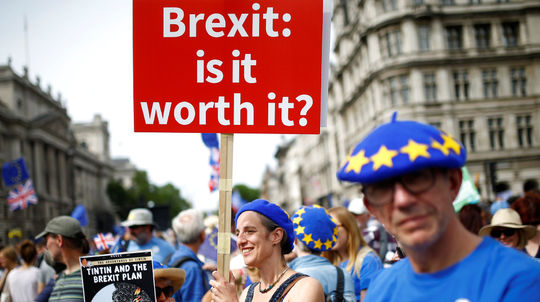 Na druhé výročie referenda o brexite demonštrovali v Londýne desaťtisíce ľudí