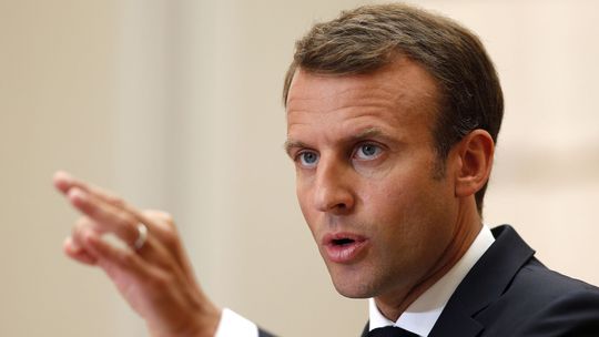 Macron kritizoval plán EÚ na zriadenie centier pre migrantov v Afrike