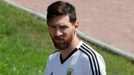 Ako na kare. Argentína stále veľmi trpí, Messi sa na tréningu iba prechádzal