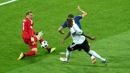 VIDEO: Ďalšie zlyhanie. Švédi mali kopať jasnú penaltu, rozhodcovia zavreli oči