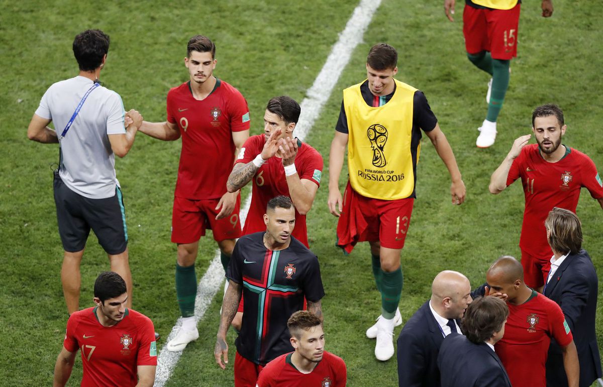 Portugalskí futbalisti po zápase s Iránom.