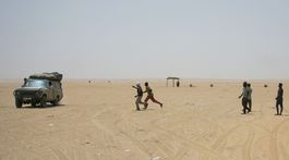 Kráčaj alebo zomri: Alžírsko nemilosrdne vyhnalo tisíce migrantov na Saharu