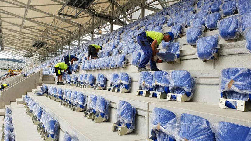 Montáž sedačiek na Národnom futbalovom štadióne.