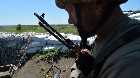 Ukrajinské sily a separatisti sa navzájom obviňujú z porušovania prímeria
