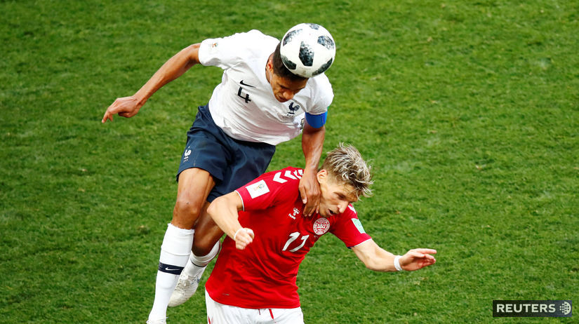 Francúz Raphael Varane a Jens Stryger z Dánska...