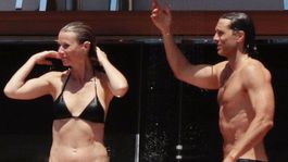 Rodinka úžasných? Paltrow v bikinách je kus, ale pozor... snúbenec tiež
