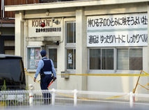 Japonsko, streľba, policajt