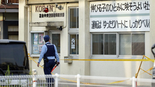 Dráma v Japonsku: pri útoku nožom a neznámou kvapalinou utrpelo zranenia 14 ľudí