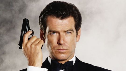 Pierce Brosnan ako James Bond.