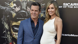 Po mini prišlo na elastické šaty! Brolinova tehuľka však doslova žiari