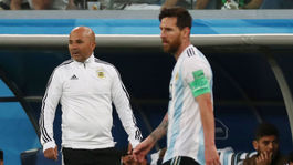 Mám poslať na ihrisko Agüera? Sampaoli si mal pýtať povolenie od Messiho