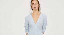 Maxišaty s jemným vzorom na pastelovom podklade. Kúpite ich v H&M. 