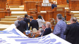 Rumunská vláda prežila hlasovanie o nedôvere