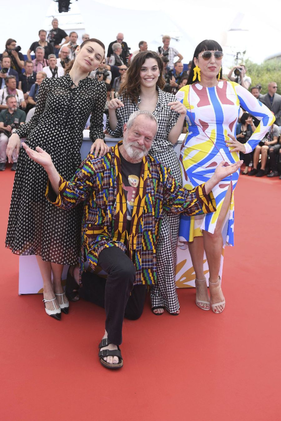 Terry Gilliam pózuje s herečkami (zľava) Olgou...